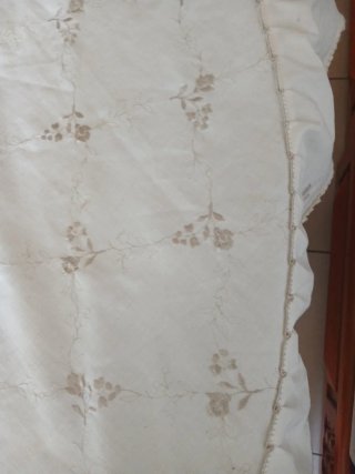 Mantel redondo beige con flores
