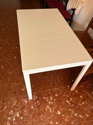 Mesa auxiliar beige y blanca