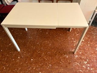 Mesa auxiliar beige y blanca