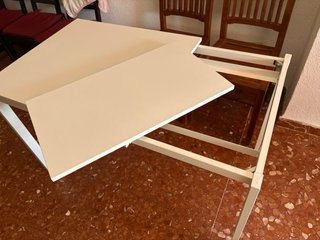 Mesa auxiliar beige y blanca