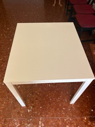 Mesa auxiliar beige y blanca