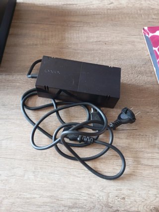 Xbox One Nera + 1 Controller