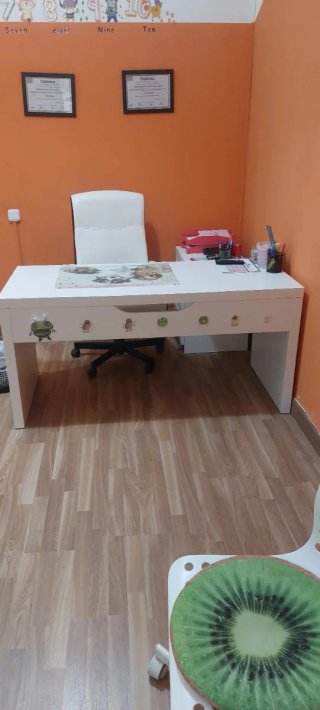 Mesa de oficina blanca de madera