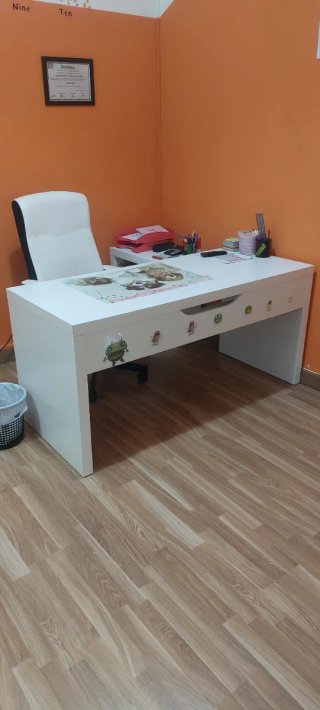 Mesa de oficina blanca de madera