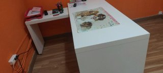 Mesa de oficina blanca de madera