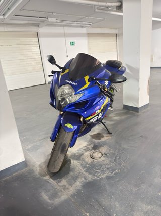 Suzuki GSX 600 K6 con escape Arrow