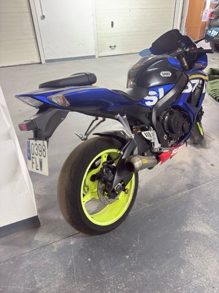 Suzuki GSX 600 K6 con escape Arrow
