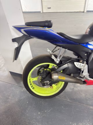 Suzuki GSX 600 K6 con escape Arrow