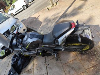 Moto deportiva MITT gris y amarilla fluor