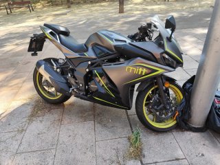 Moto deportiva MITT gris y amarilla fluor