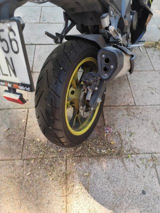 Moto deportiva MITT gris y amarilla fluor