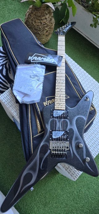 Guitarra Eléctrica Kramer Negra Llamas