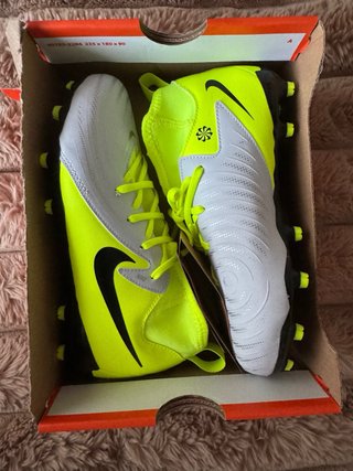 Botas de fútbol Nike niño neón