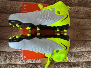 Botas de fútbol Nike niño neón