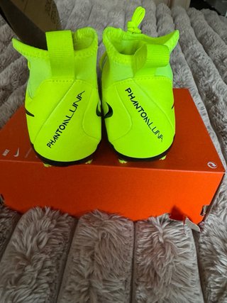 Botas de fútbol Nike niño neón