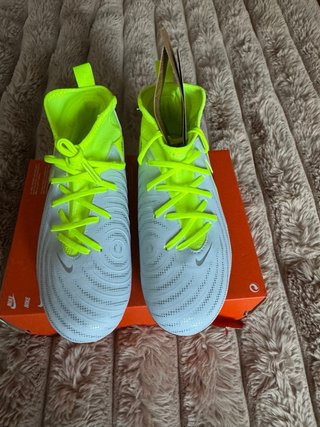 Botas de fútbol Nike niño neón