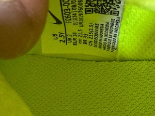 Botas de fútbol Nike niño neón