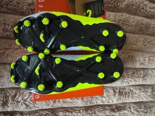 Botas de fútbol Nike niño neón