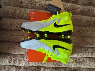 Botas de fútbol Nike niño neón