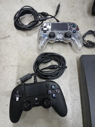 PlayStation 3 con 2 controller e cuffie