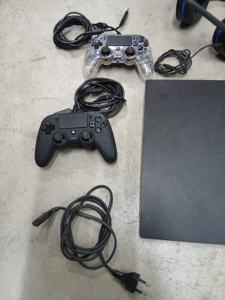PlayStation 3 con 2 controller e cuffie