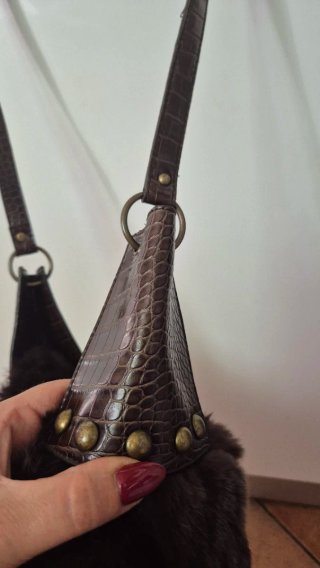 Borsa in pelliccia marrone con dettagli oro