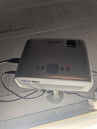 Proyector Philips NeoPix Easy con soporte de techo