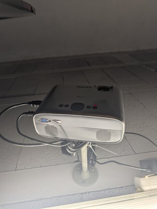 Proyector Philips NeoPix Easy con soporte de techo