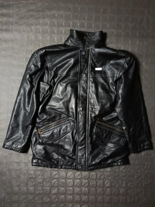 Chaqueta de piel negra estilo trapper