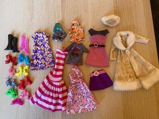 Barbie articulada con conjunto de ropa y zapatos