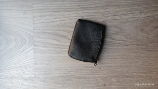 Cartera de cuero artesanal con conchas