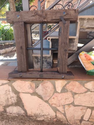 Ventana antigua madera y herrajes