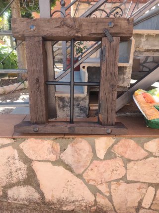 Ventana antigua madera y herrajes