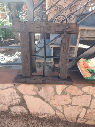 Ventana antigua madera y herrajes