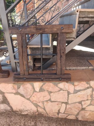 Ventana antigua madera y herrajes