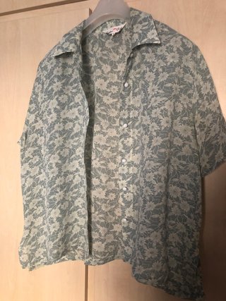 Camisa/blusa floral verde y blanca