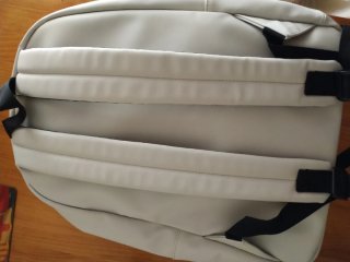 Mochila blanca con neceser DEV