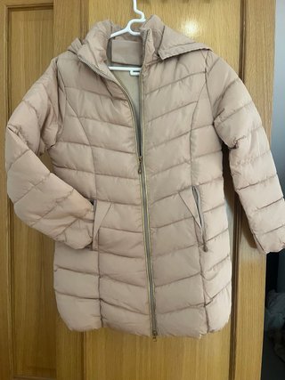 Abrigo beige acolchado con capucha