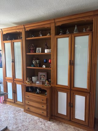 Mueble de salón de madera y cristal