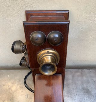 Vecchio telefono a muro in legno