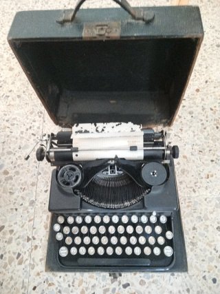 Máquina de escribir antigua con maletín