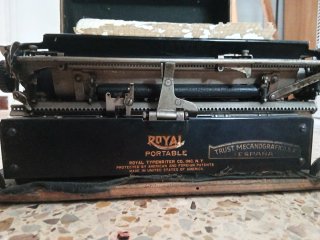 Máquina de escribir antigua con maletín