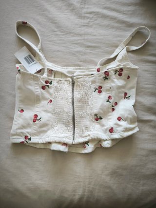 Top blanco con estampado de cerezas