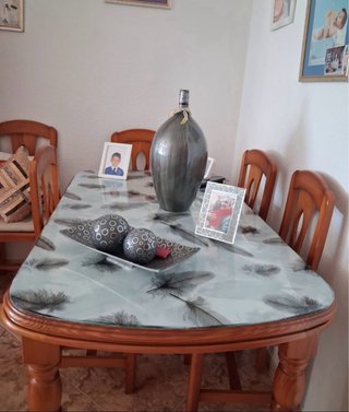 Mesa de comedor y 5 sillas de madera