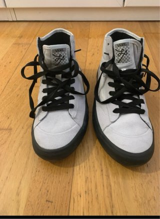 Zapatillas Vans Altas Grises con suela negra