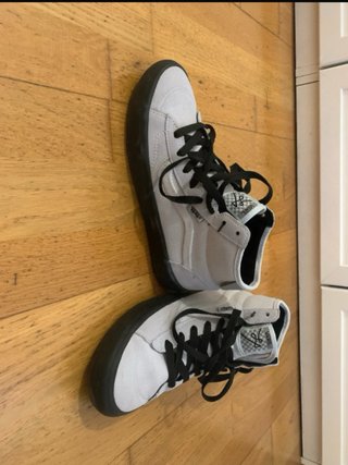 Zapatillas Vans Altas Grises con suela negra