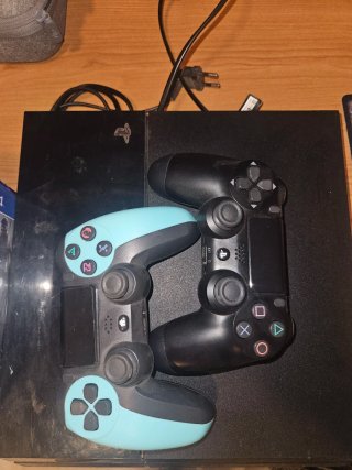 Consola PS4 + 2 Mandos + 8 Juegos