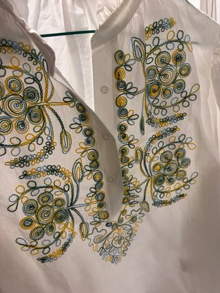Camisa blanca bordada floral