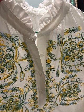 Camisa blanca bordada floral