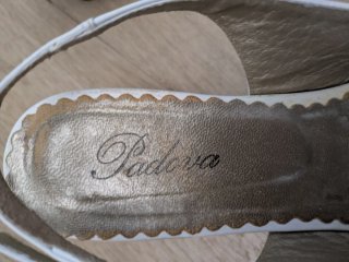 Zapatos blancos de cuña con flores.